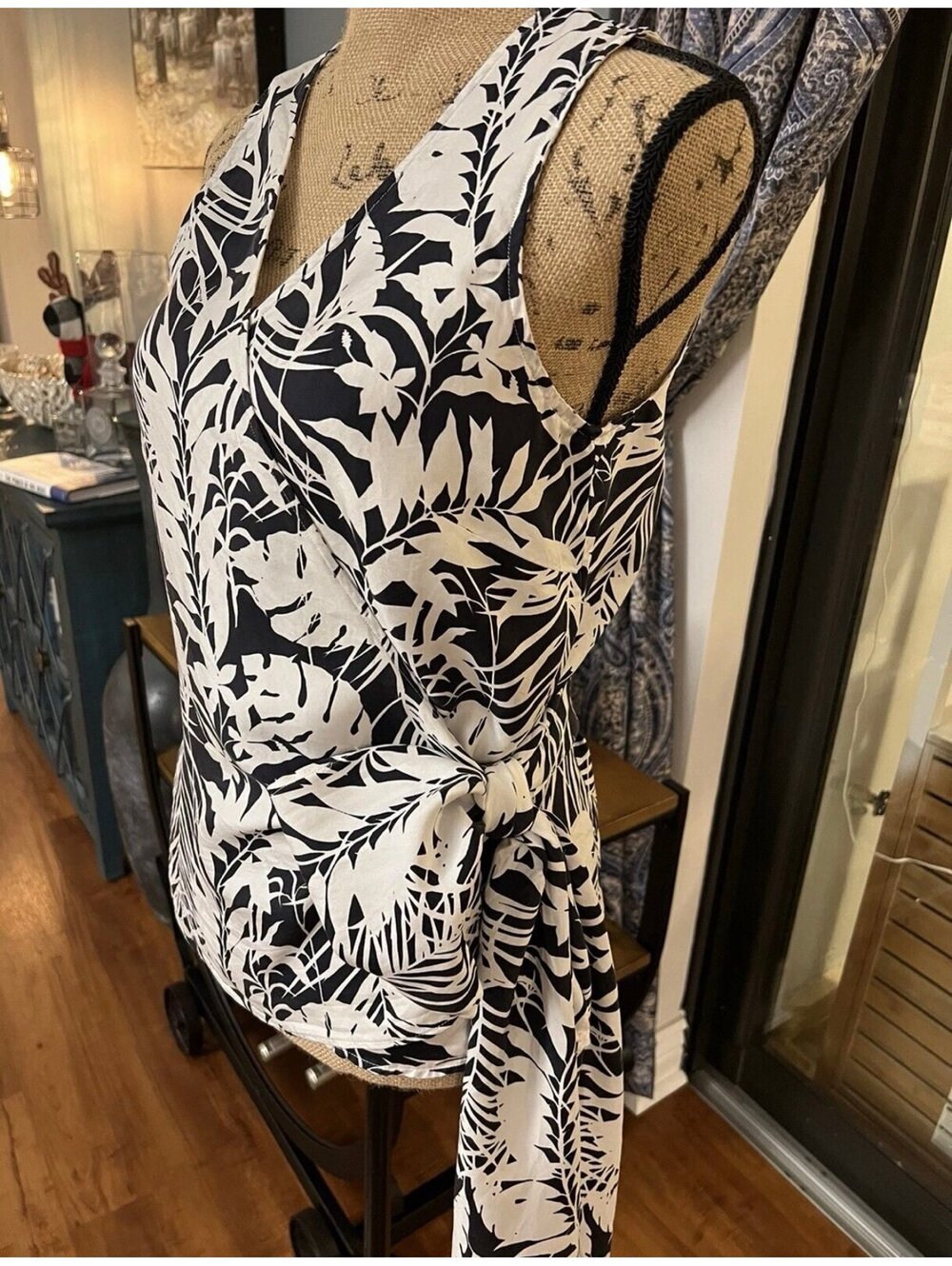 Ann Taylor Wrap 100% SILK Sleeveless deep navy blue & White Top Sz 12 blouse